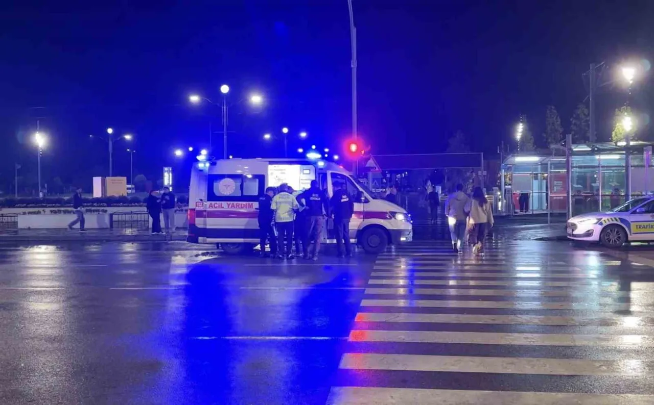 SAMSUN’DA TRAFİK IŞIKLARINDA YOLUN KARŞISINA GEÇMEYE ÇALIŞAN YAYAYA SUV ARAÇ ÇARPTI. YARALI...