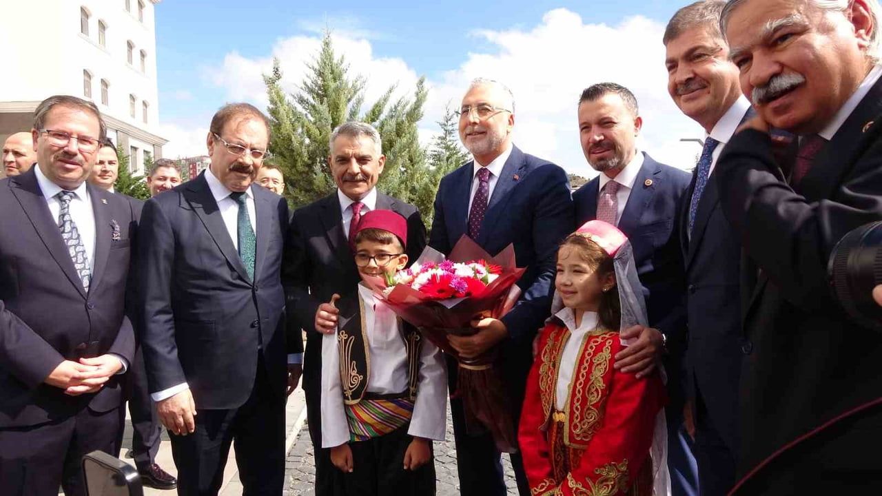 ÇALIŞMA VE SOSYAL GÜVENLİK BAKANI VEDAT IŞIKHAN, YOZGAT PROGRAMINDA İLK OLARAK VALİLİĞİ ZİYARET...