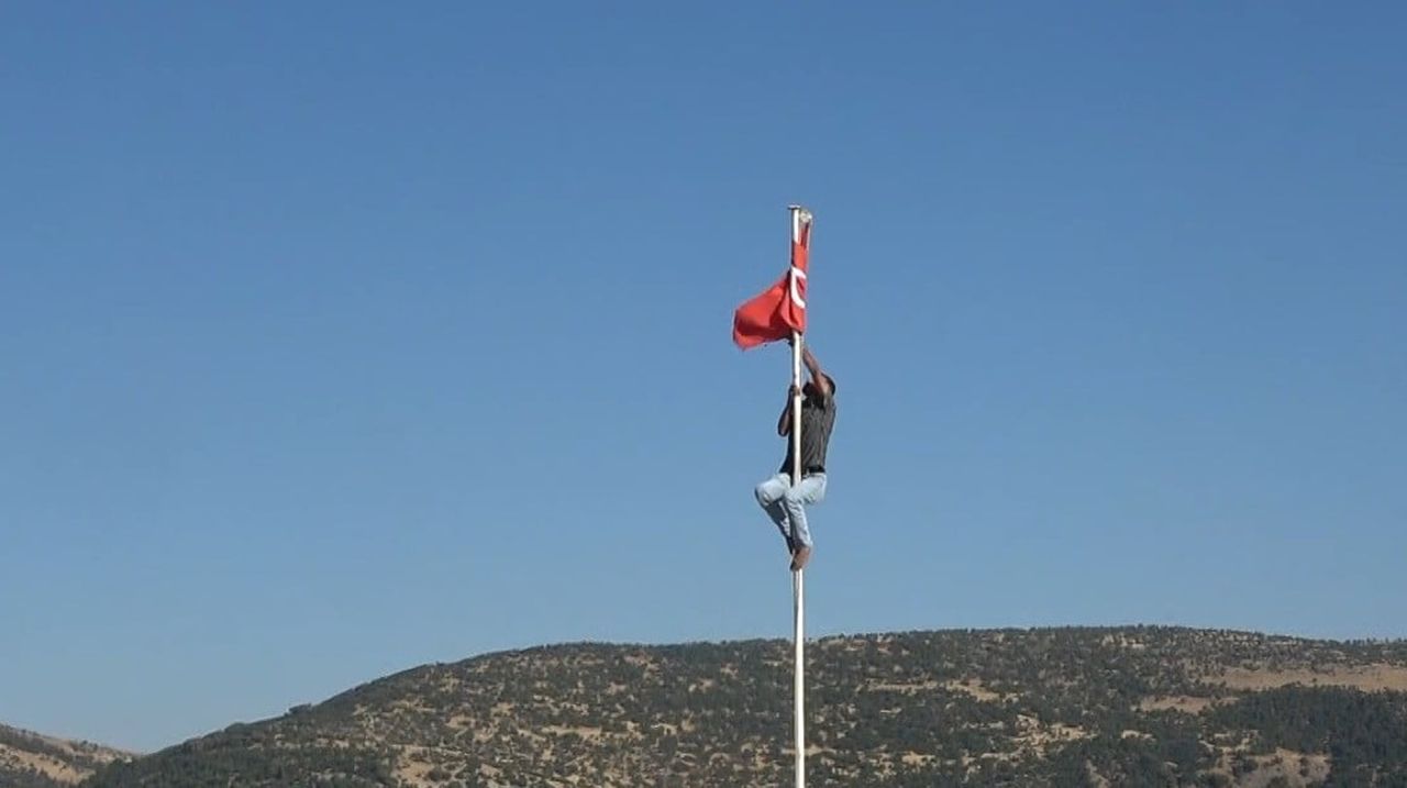 AVANDA KALESİ'NE GELEN GENÇ, DİREĞE DOLANAN TÜRK BAYRAĞINI GÖRÜNCE AYAKKABILARINI ÇIKARARAK DİREĞE...