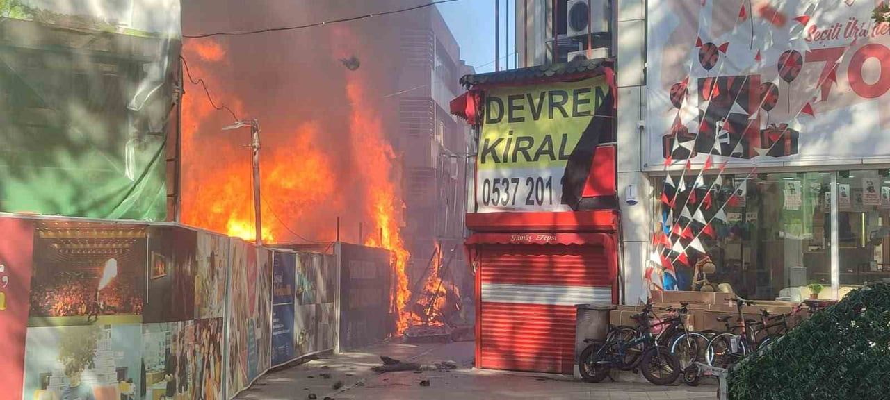KOCAELİ’DE KONTEYNERDE ÇIKAN YANGIN, RÜZGARIN ETKİSİYLE ÇEVREDEKİ İKİ İŞLETMEYE SIÇRADI. ALEVLERİN...