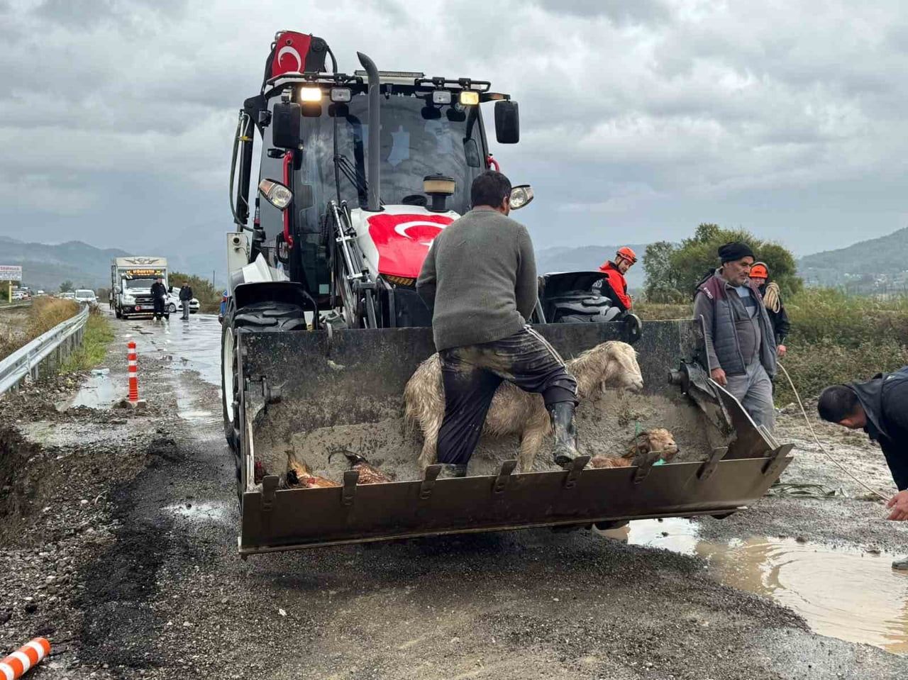 ŞİDDETLİ YAĞIŞLAR SONUCU DALAMAN TERSAKAN ÇAYININ DEBİSİNİ YÜKSELMESİ SONRASI DALAMAN İLÇESİNDE...
