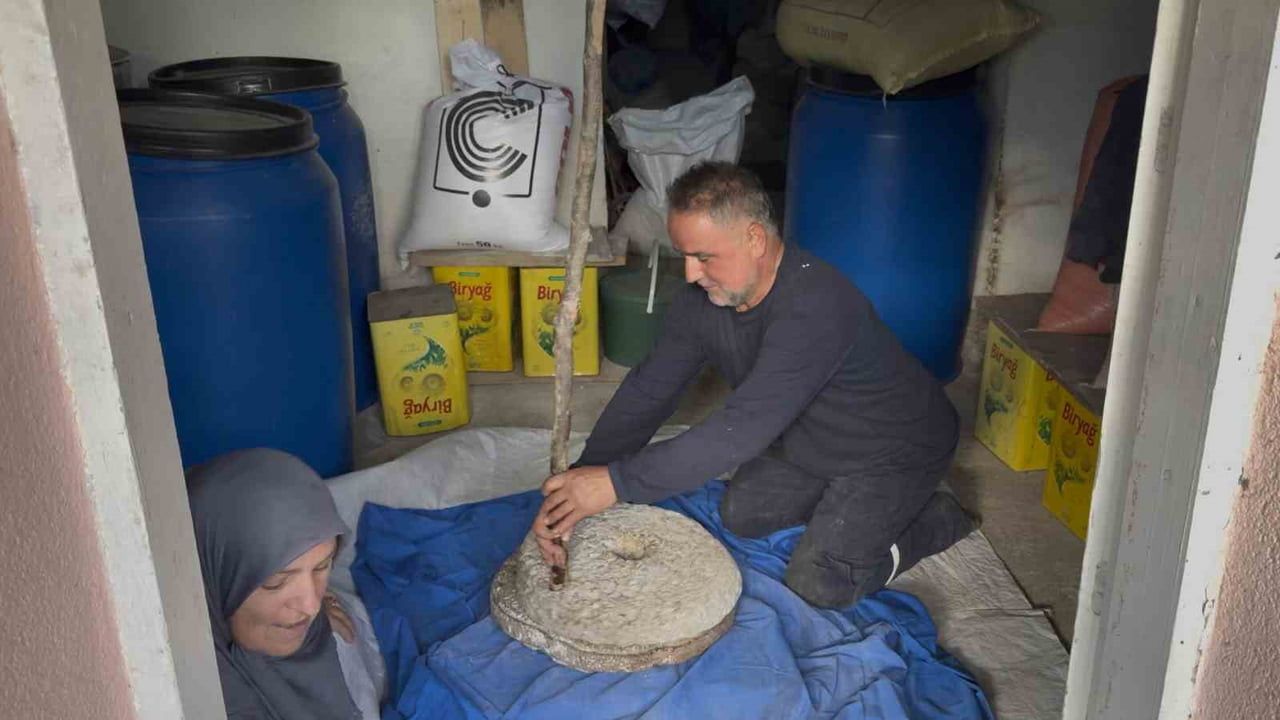 SAKARYA'NIN KAYNARCA İLÇESİNDE AZİZ VE VASFİYE CEYLAN ÇİFTİ, AİLELERİNDEN MİRAS KALAN 90 YILLIK...