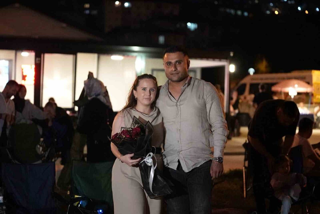 DÜZCE BELEDİYESİ TARAFINDAN YEŞİL VADİ’DE FİLM İZLEMEYE GELEN GENÇ EVLİLİK TEKLİFİ ALDI. GENÇLER...