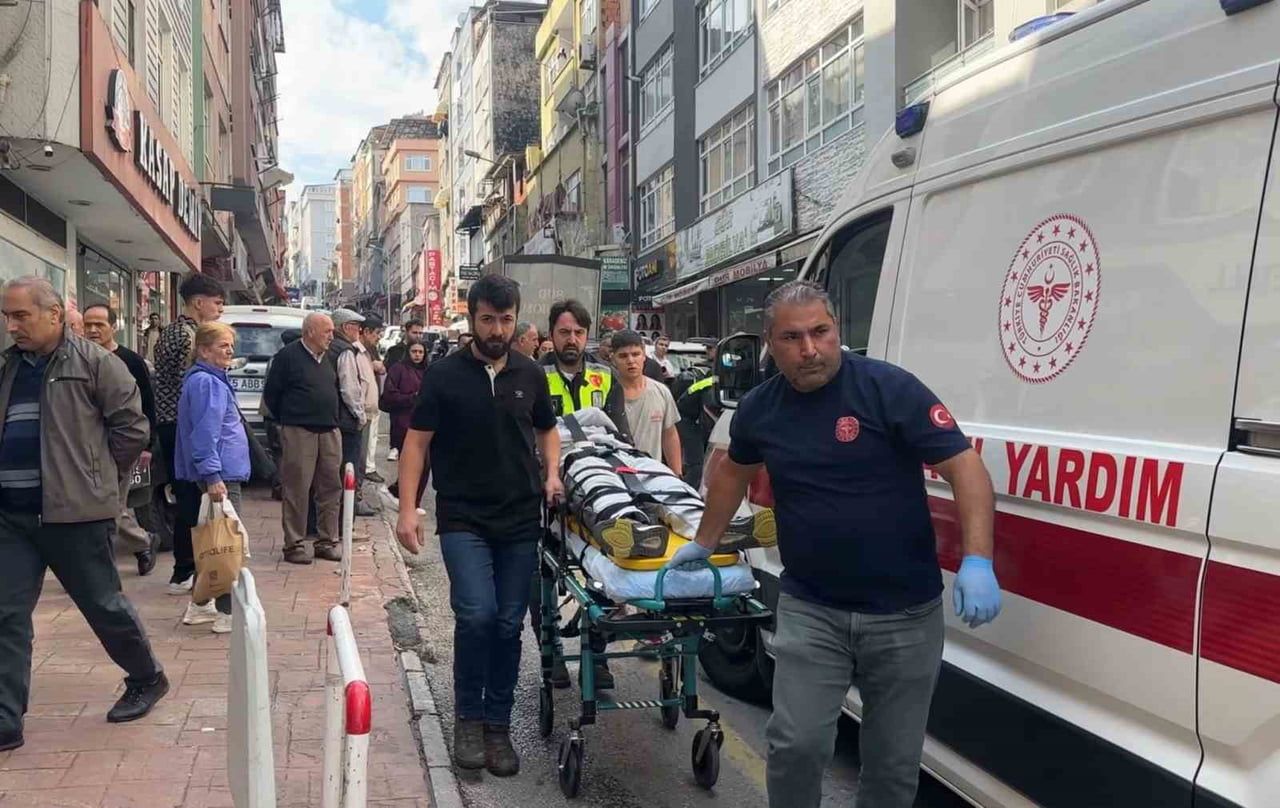 SAMSUN’DA MOTOSİKLETİNİ PARK ETTİKTEN SONRA İNEN KURYE, SUV ARACIN ÇARPMASI SONUCU...