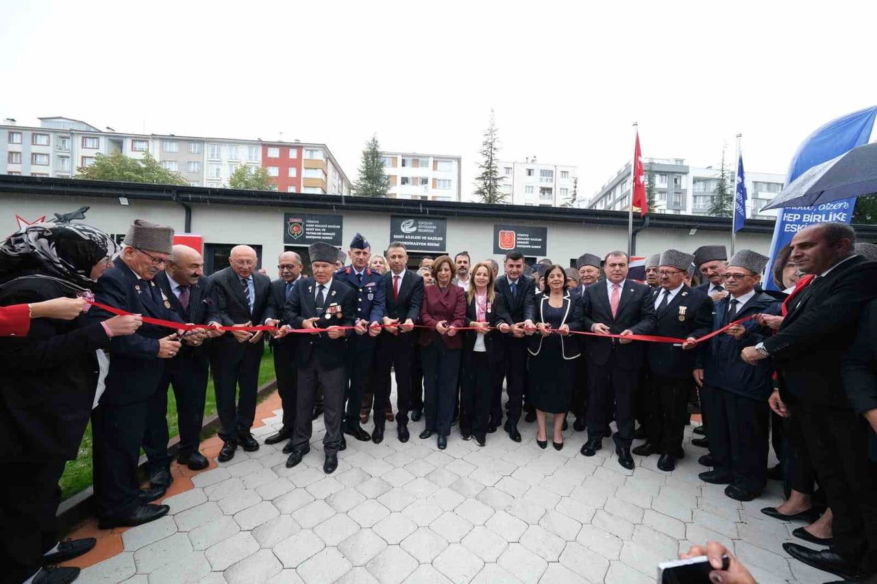 ESKİŞEHİR BÜYÜKŞEHİR BELEDİYESİ TARAFINDAN BÜYÜK PARK İÇERİSİNDE YAPIMI TAMAMLANAN ŞEHİT YAKINLARI...