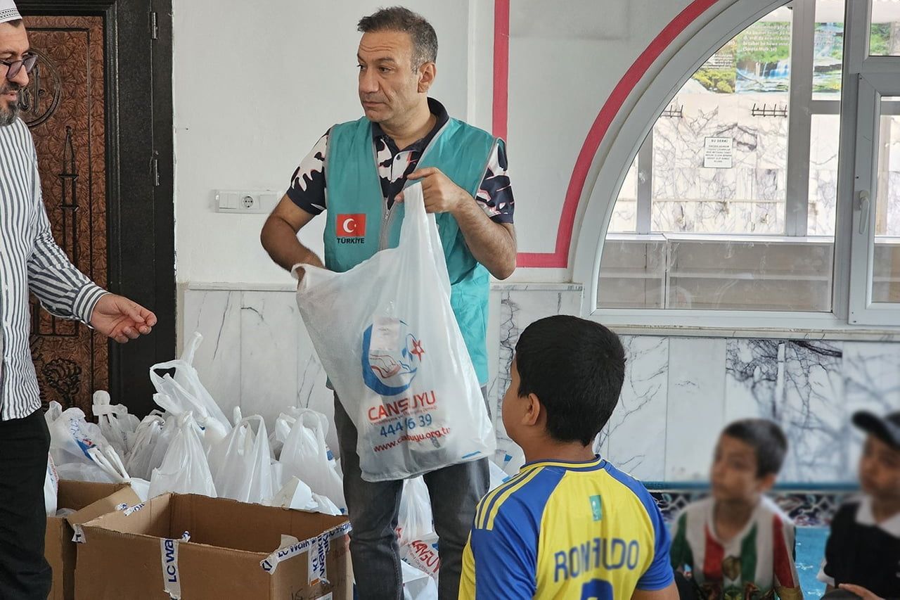 ŞIRNAK'IN CİZRE İLÇESİNDE CANSUYU DERNEĞİ TEMSİLCİLİĞİ KUR'AN KURSU ÖĞRENCİLERİNE GİYİM VE...