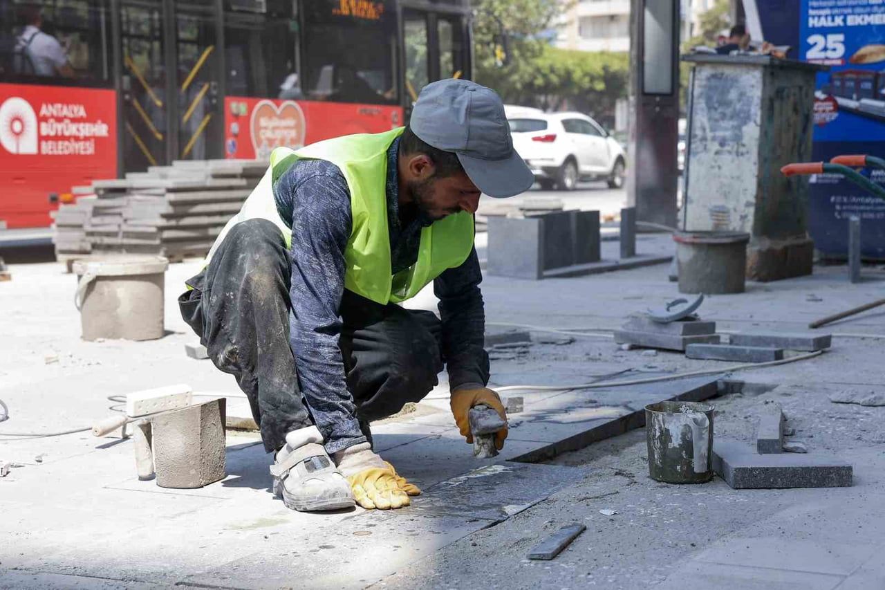 ANTALYA BÜYÜKŞEHİR BELEDİYESİ, KALDIRIM VE PEYZAJ DÜZENLEME ÇALIŞMALARINI ARALIKSIZ...
