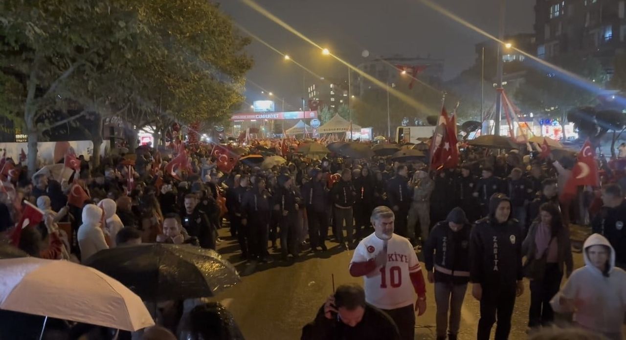 BURSA’DA 29 EKİM CUMHURİYET BAYRAMI DOLAYISIYLA DÜZENLENEN KONSERDE SAHNE ALAN ÜNLÜ SANATÇI CAN...
