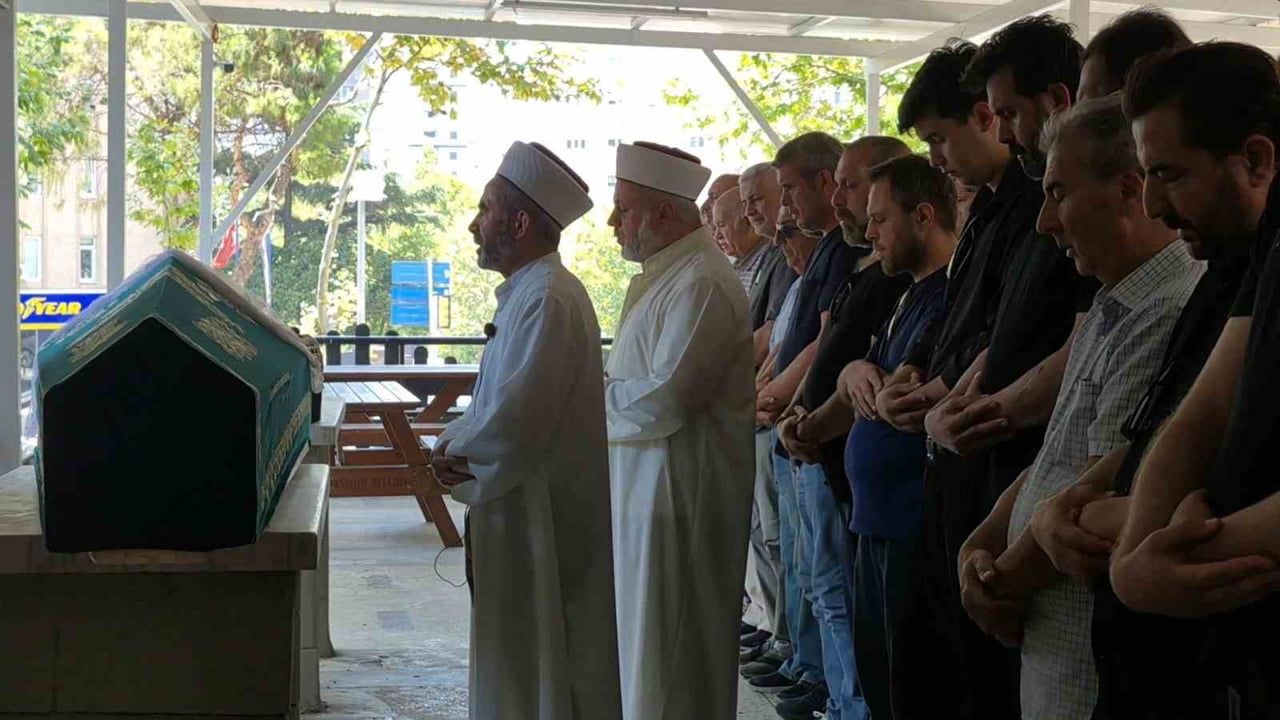 BOSTANCI'DA BİR EVİN 5'İNCİ KATINDAN DÜŞEREK HAYATINI KAYBEDEN LİSE ÖĞRENCİSİ DAMLA GÜMÜŞ (18)...