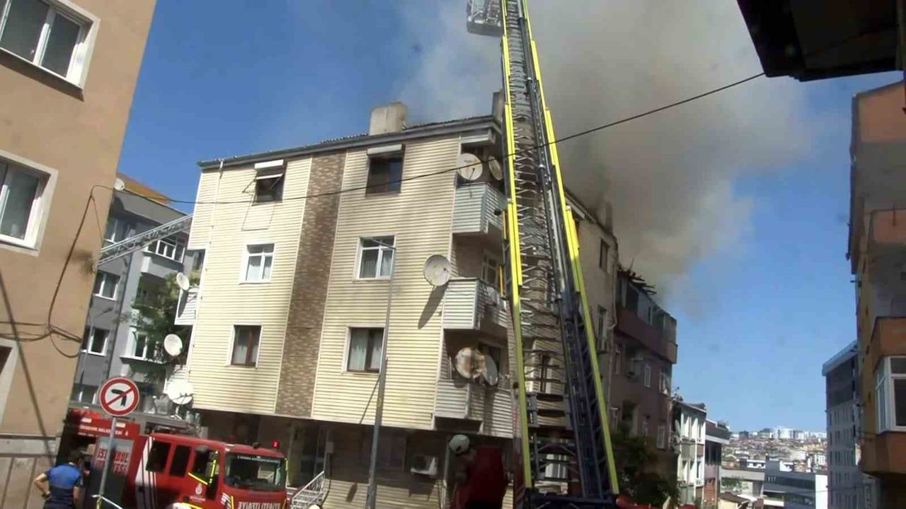 ŞEMSİPAŞA MAHALLESİ 26. SOKAK'TA BULUNAN 4 KATLI BİNANIN ÇATISINDA TADİLAT SIRASINDA YANGIN...