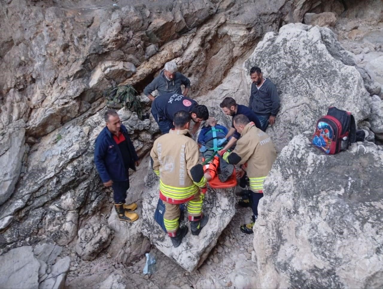 HATAY’DA KARAMAĞARA KOYU’NDA BALIK TUTMAYA GİDERKEN KAYALIKLARDAN DÜŞEN ŞAHIS YARALANDI. YARALI...