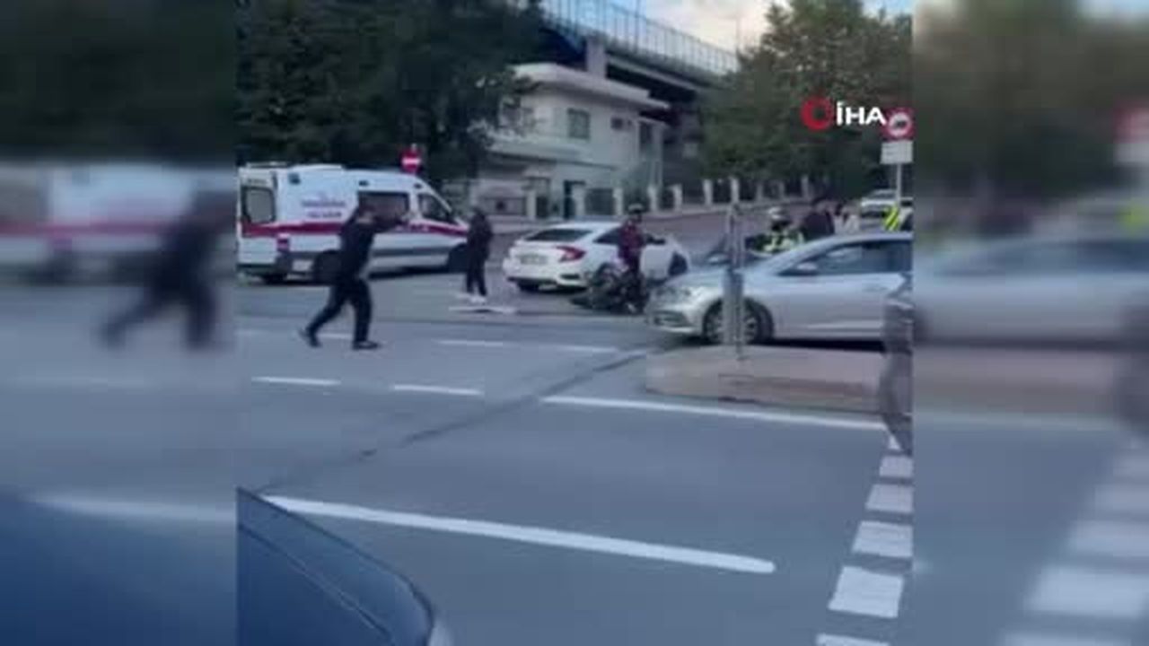Beyoğlu’nda otomobil ile motosiklet çarpıştı: 1 yaralı
