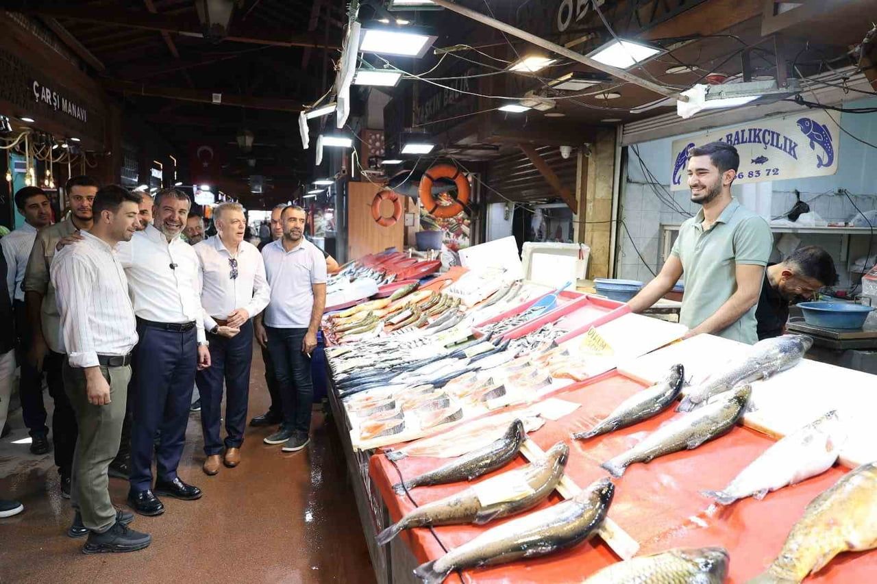 AHİLİK HAFTASI DOLAYISIYLA TARİHİ KAPALI ÇARŞI’DA ESNAF VE VATANDAŞLARLA BULUŞAN ELAZIĞ BELEDİYE...