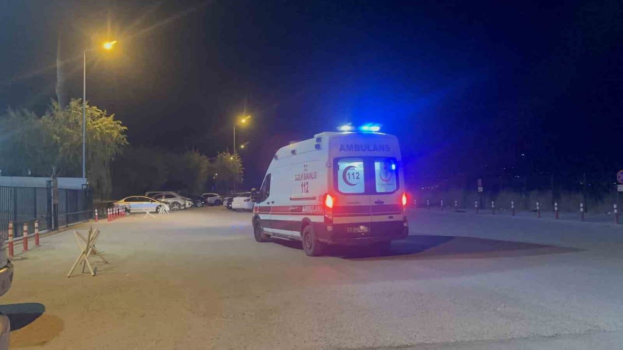 DUMANDAN ETKİLENENLER, OLAY YERİNDE YAPILAN İLK MÜDAHALENİN ARDINDAN AMBULANSLARLA KENTTEKİ...