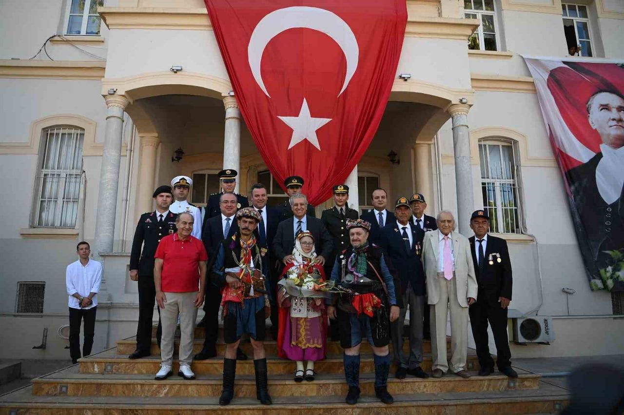KUŞADASI’NIN DÜŞMAN İŞGALİNDEN KURTULUŞUNUN 104’ÜNCÜ YIL DÖNÜMÜ, ATATÜRK MEYDANI’NDA DÜZENLENEN...
