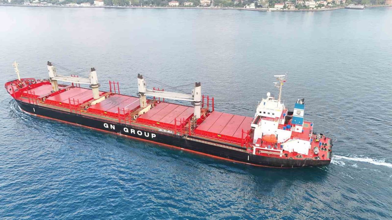 UKRAYNA AÇIKLARINDA İHA VE FÜZE SALDIRILARINA HEDEF OLAN PANAMA BAYRAKLI TİCARİ KURU YÜK GEMİSİ...