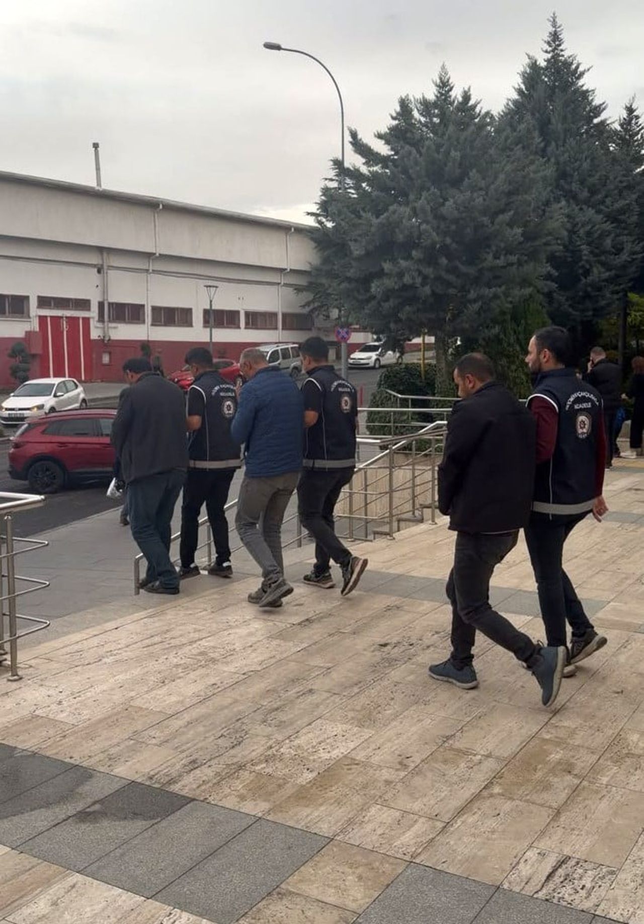 GÖÇMEN KAÇAKÇILIĞINDAN 3 ŞÜPHELİ TUTUKLANDI