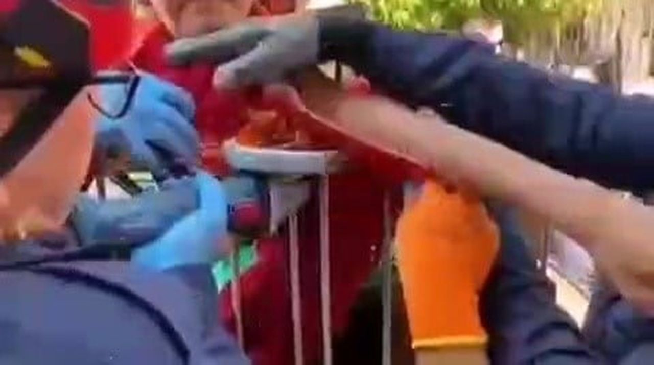 ADANA’DA OYUN OYNARKEN KOLUNA KORKULUK DEMİRİ SAPLANAN ÇOCUK, HASTANEYE KALDIRILDI.