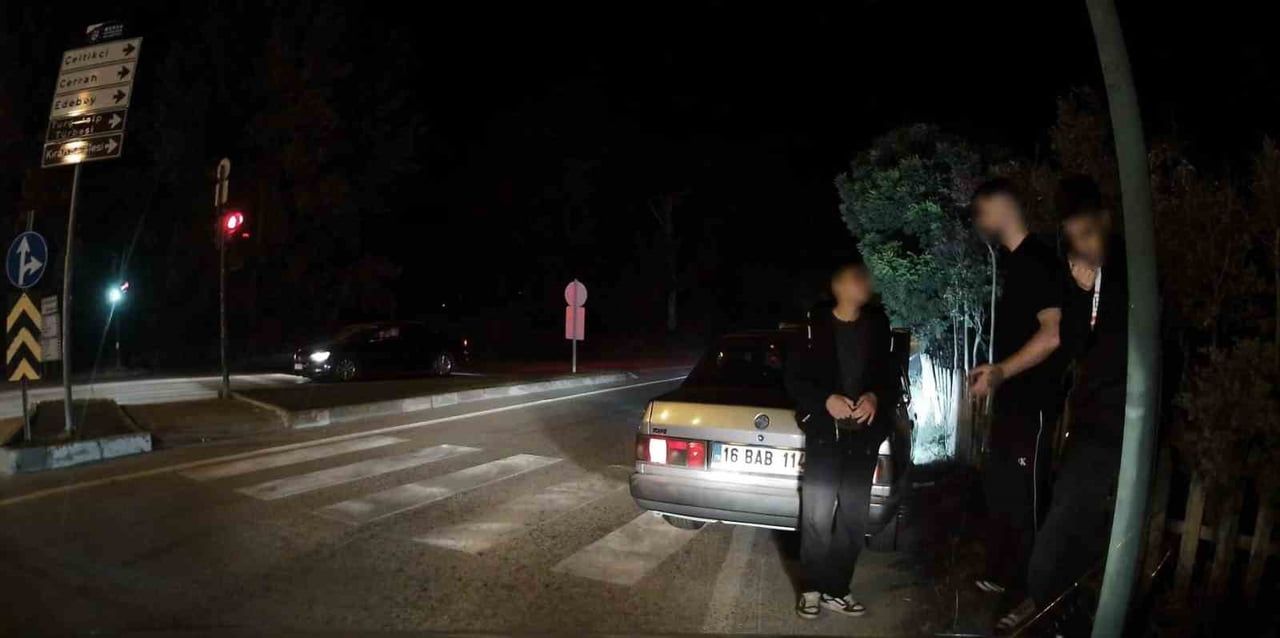 İNEGÖL İLÇESİNDE POLİS UYGULAMASININ YANINDAN ABARTI EGZOZ SESİYLE GEÇEN SÜRÜCÜ, EKİPLER...
