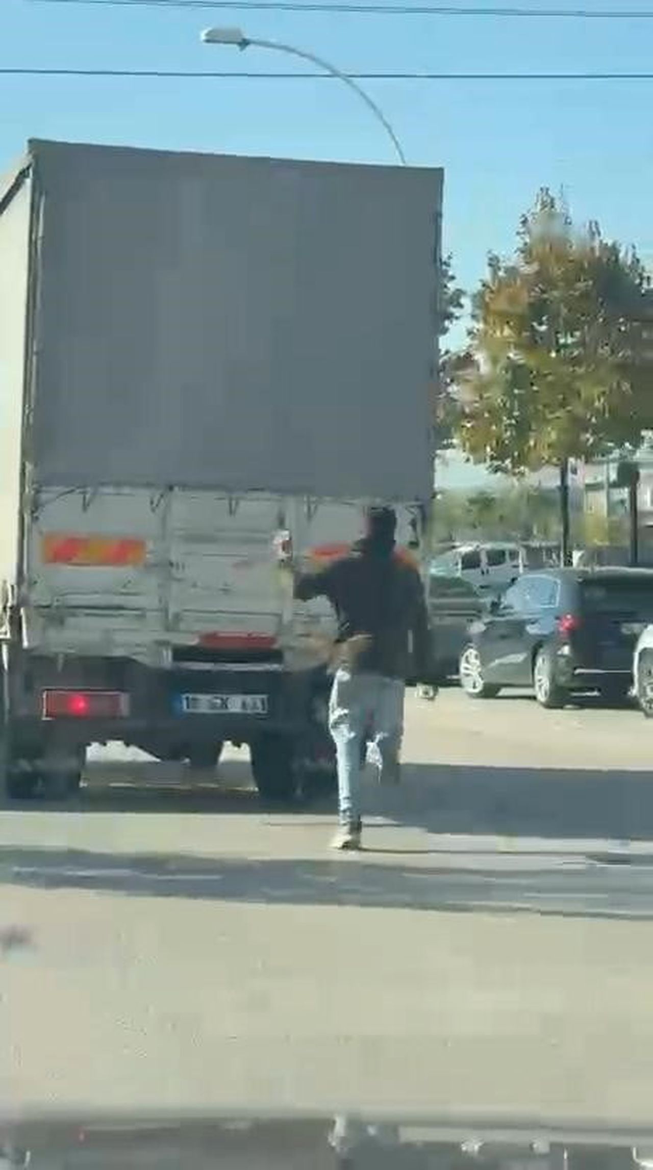 BURSA’NIN ÖZLÜCE MAHALLESİ’NDE BİR ÇOCUK, SEYİR HALİNDEKİ KAMYONETİN ARKASINA ÇIKARAK KAPAĞINA...
