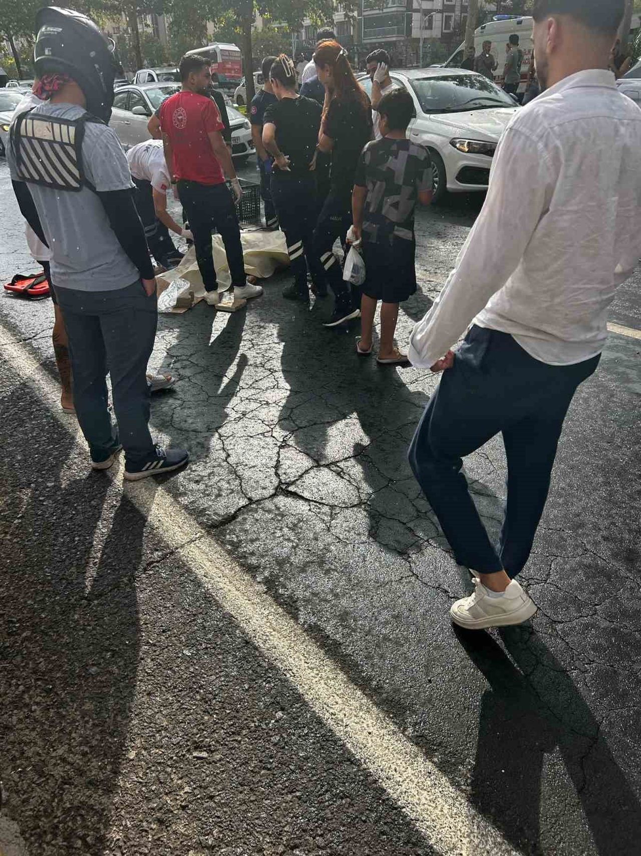 DİYARBAKIR'IN KAYAPINAR İLÇESİNDE YOLUN KARŞISINA GEÇMEYE ÇALIŞAN ŞAHIS, OTOMOBİL ÇARPMASI SONUCU...