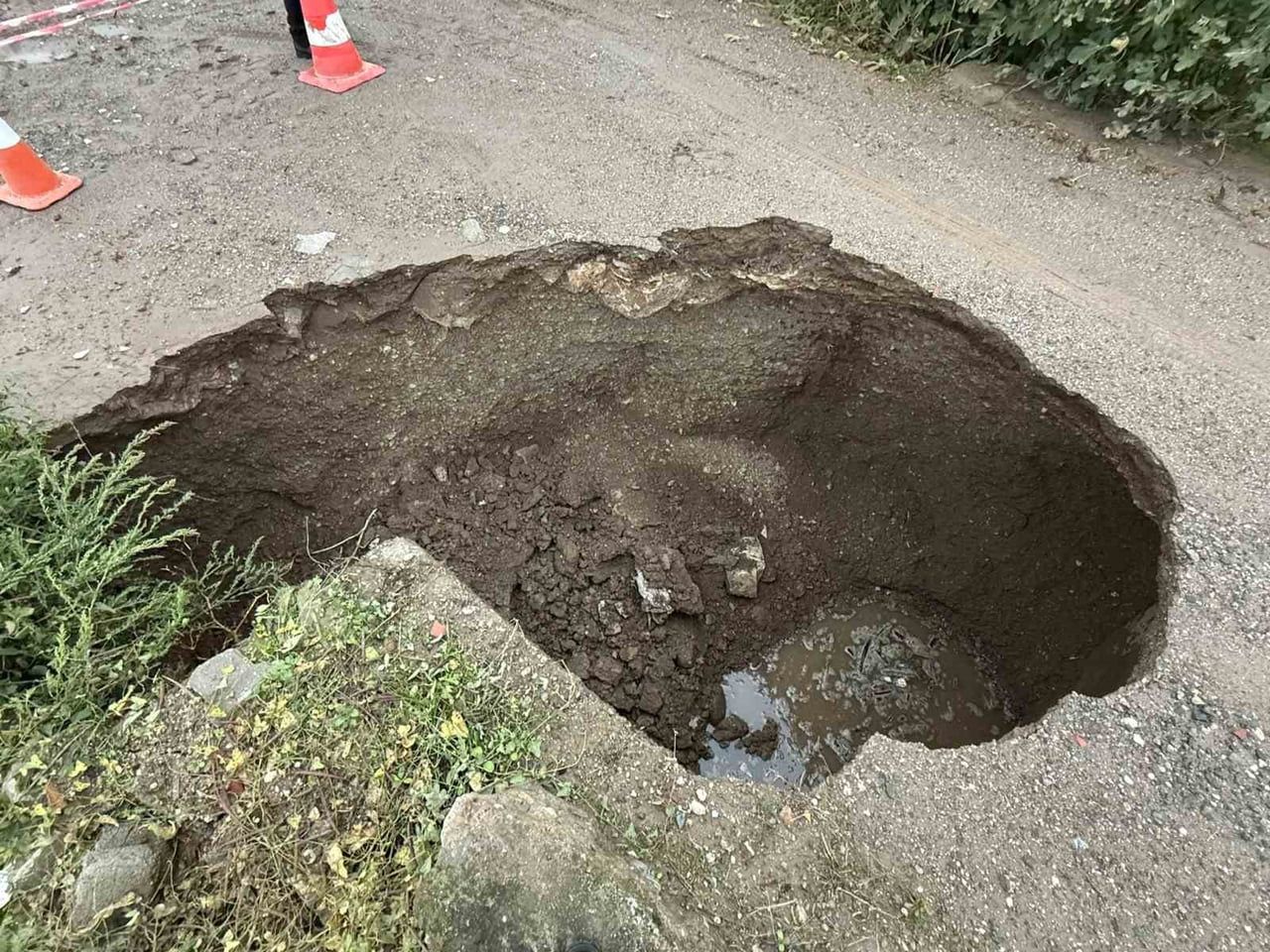 ÇANAKKALE’NİN BİGA İLÇESİNDE TOPRAK YOLUN BİR BÖLÜMÜ AŞIRI YAĞIŞLAR NEDENİYLE ÇÖKTÜ. EKİPLERİNİN...