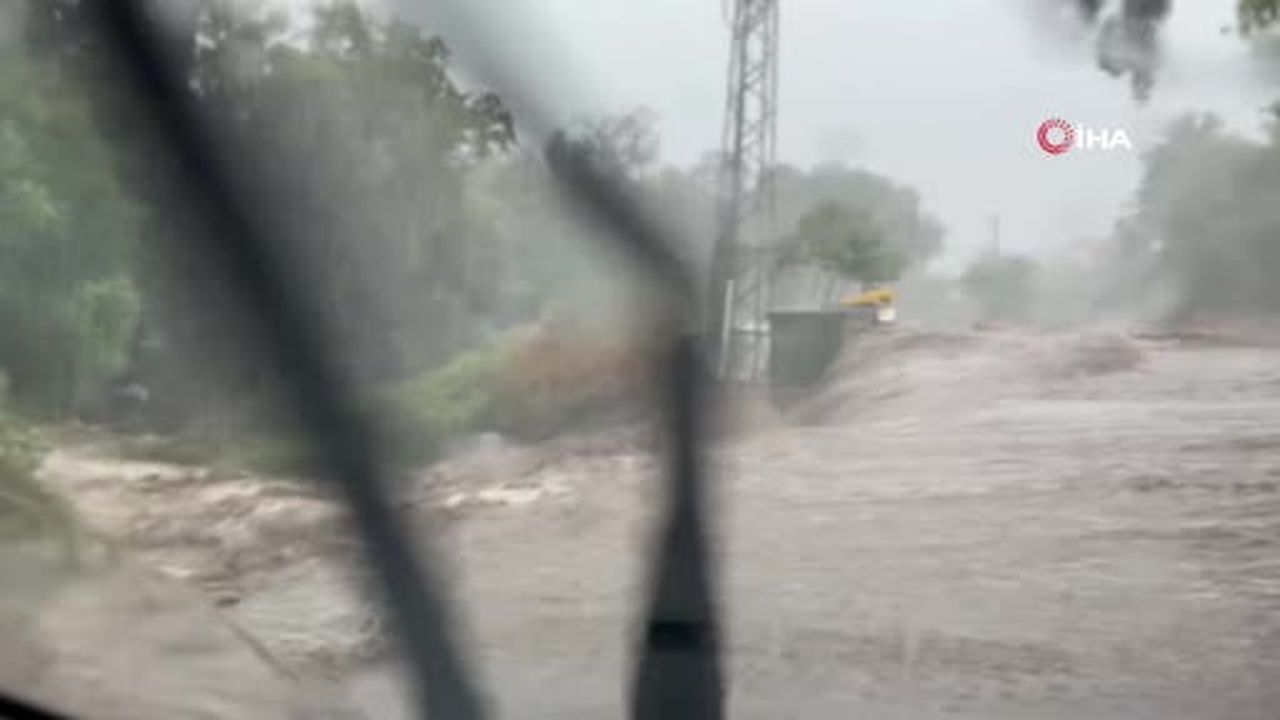 Fransa'nın güneydoğusunda etkili olan şiddetli fırtına nedeniyle 2 kişi hayatını kaybetti.