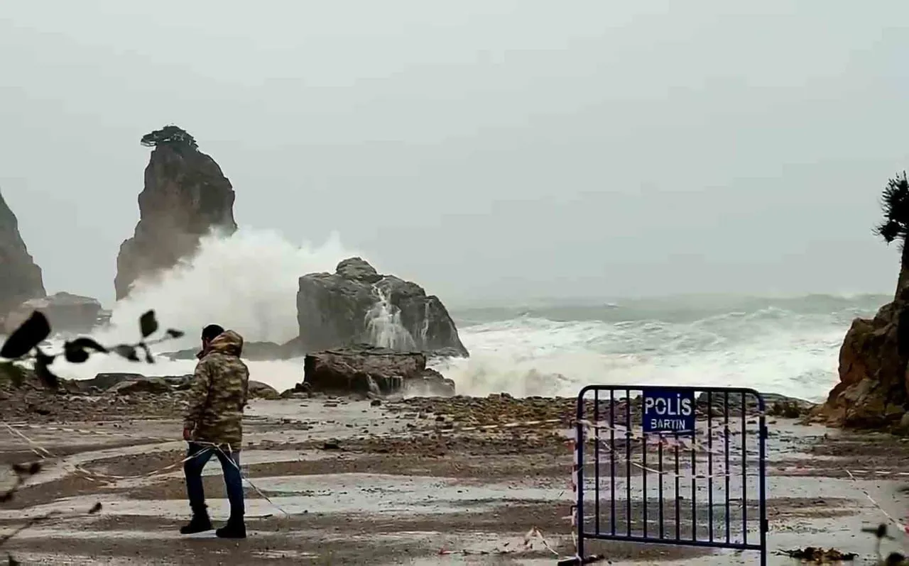 AMASRA İLÇESİNDE ŞİDDETLİ FIRTINA NEDENİYLE DALGA BOYU 10 METREYİ AŞTI.