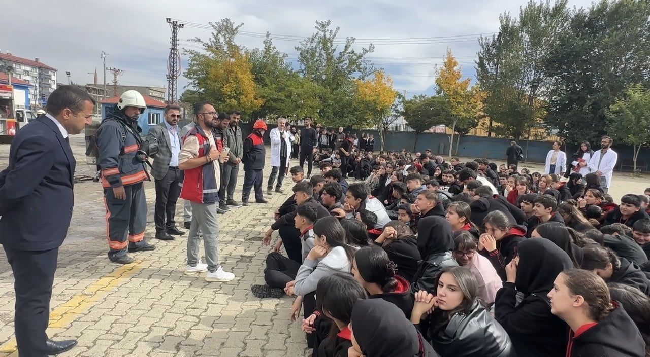 YÜKSEKOVA İLÇESİNDEKİ ŞEMSETTİN ONAY ANADOLU LİSESİ ÖĞRENCİLERİNİN KATILIMIYLA YANGIN TATBİKATI...