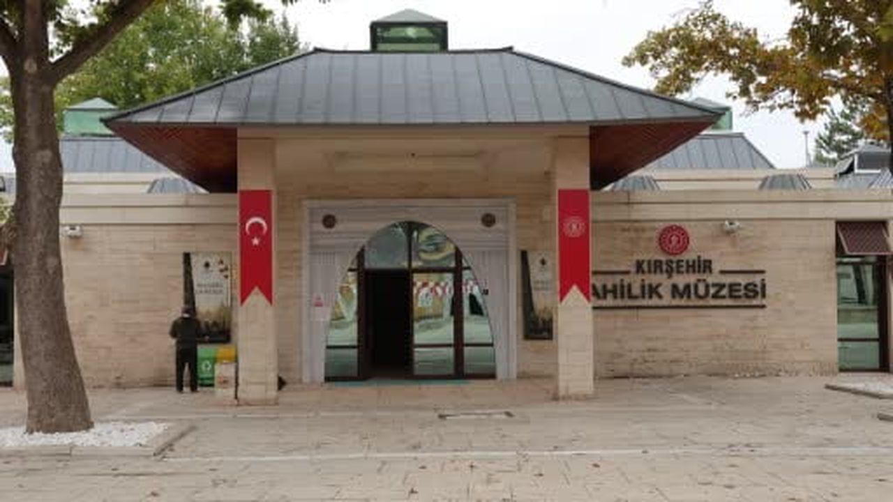 Kırşehir’de Kutsal Emanetler Sergisi’ne yoğun ilgi