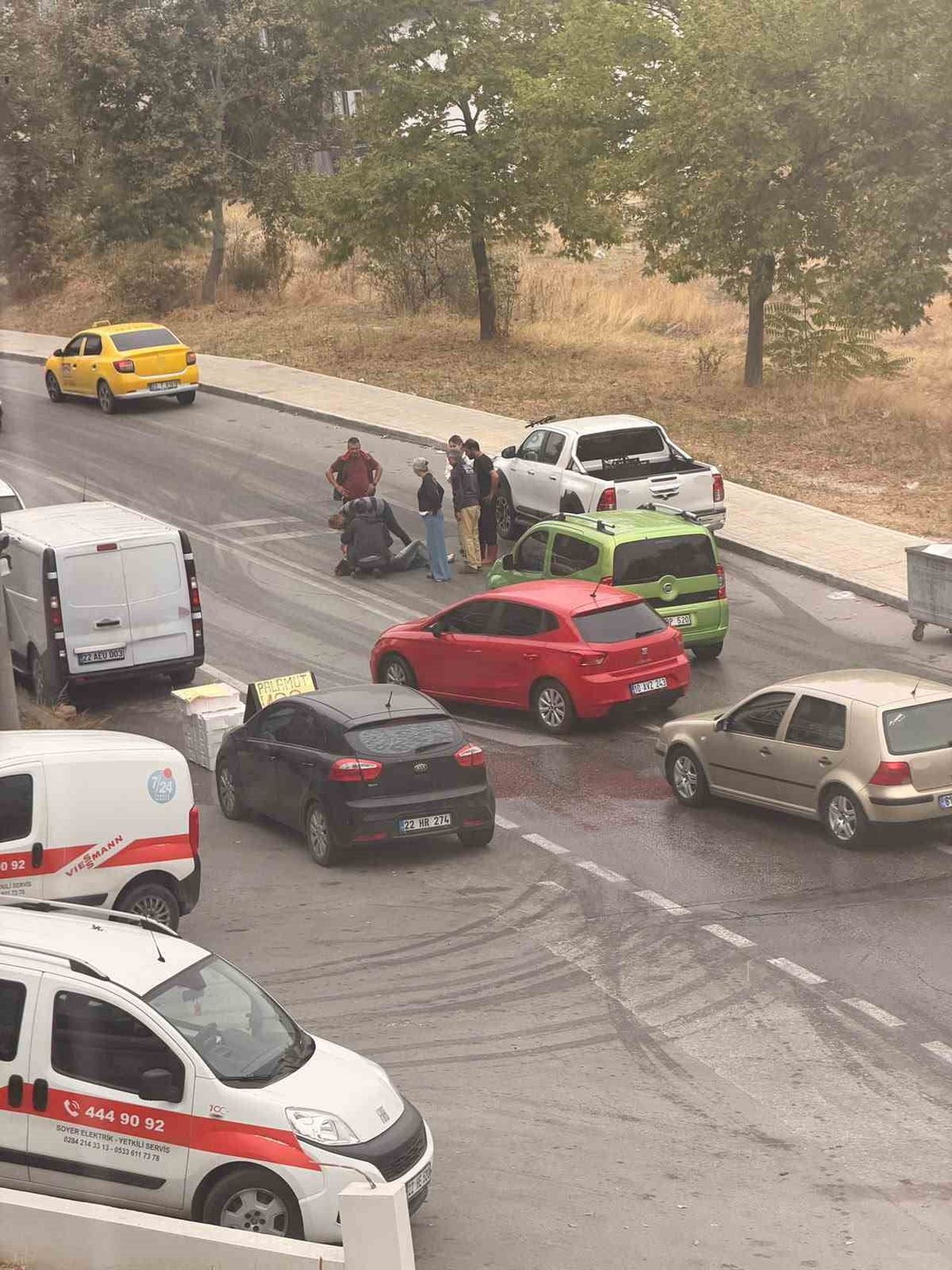 EDİRNE’DE SABAH SAATLERİNDE ETKİLİ OLAN SİS VE ISLAK ZEMİN NEDENİYLE SCOOTER KULLANAN KADIN...