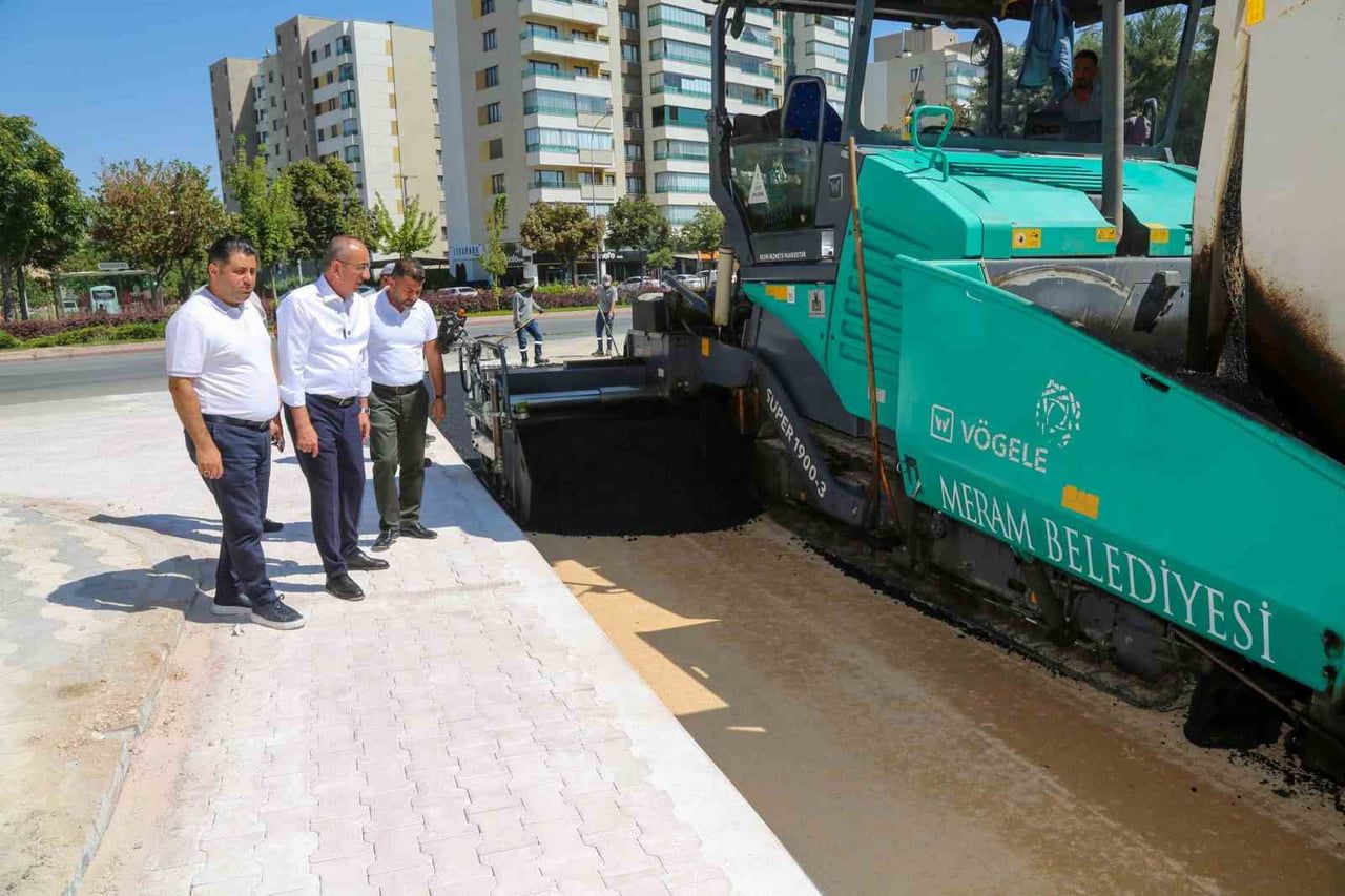 ÇALIŞMALARI YERİNDE İNCELEYEN VE EKİPLERDEN BİLGİ ALAN MERAM BELEDİYE BAŞKANI MUSTAFA KAVUŞ (BEYAZ...