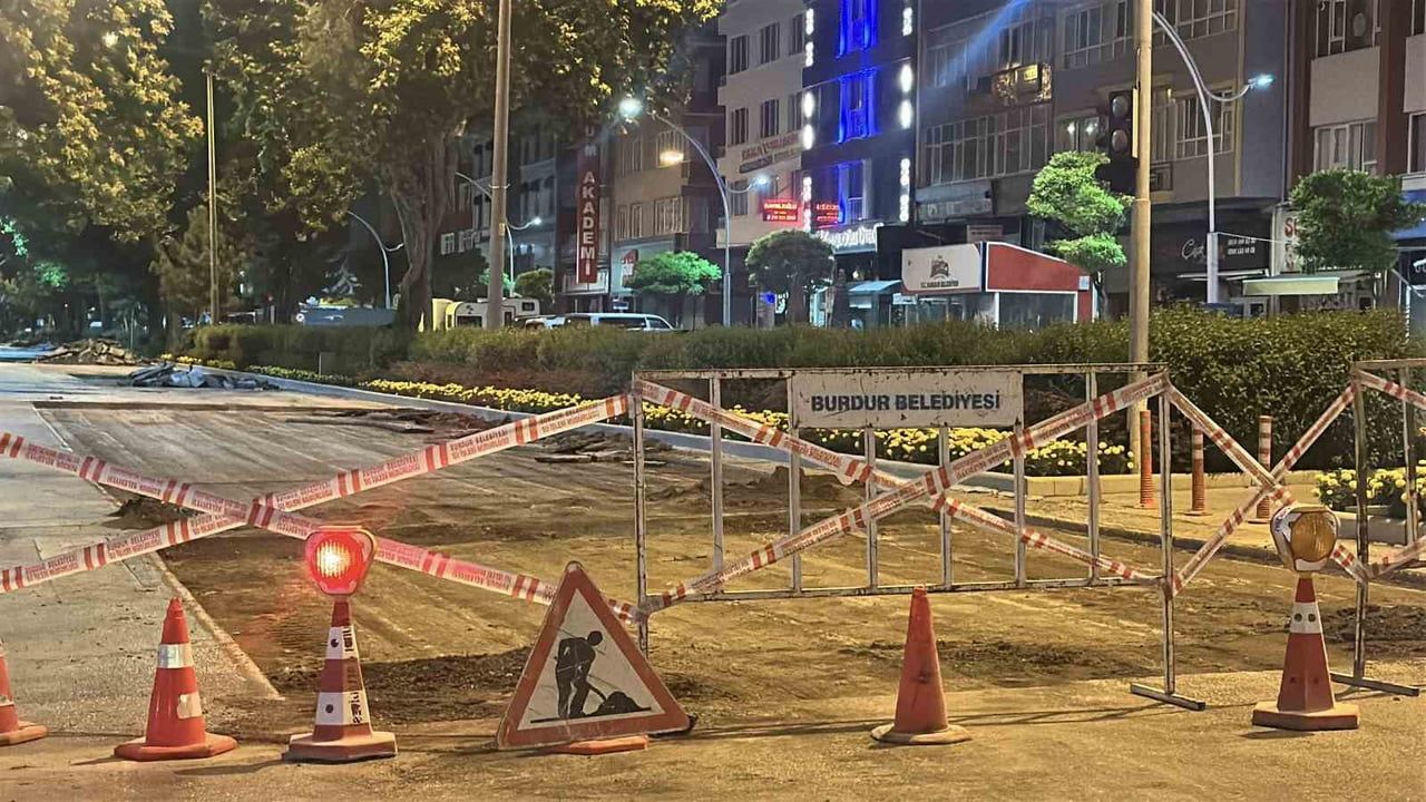 BURDUR'DA GECE SAATLERİNDE BAŞLATILAN YAMA ÇALIŞMASI, ÇEVREDEN GELEN GÜRÜLTÜ İHBARLARI ÜZERİNE...