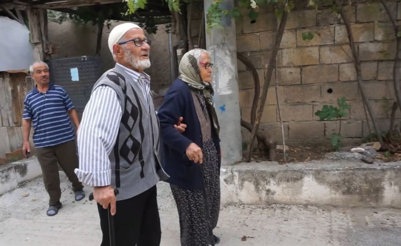 BURDUR'UN GÖLHİSAR İLÇESİNDE YAŞAYAN RAMAZAN VE NAZİRE EROĞUZ ÇİFTİ, 72 YILLIK EVLİLİKLERİYLE...