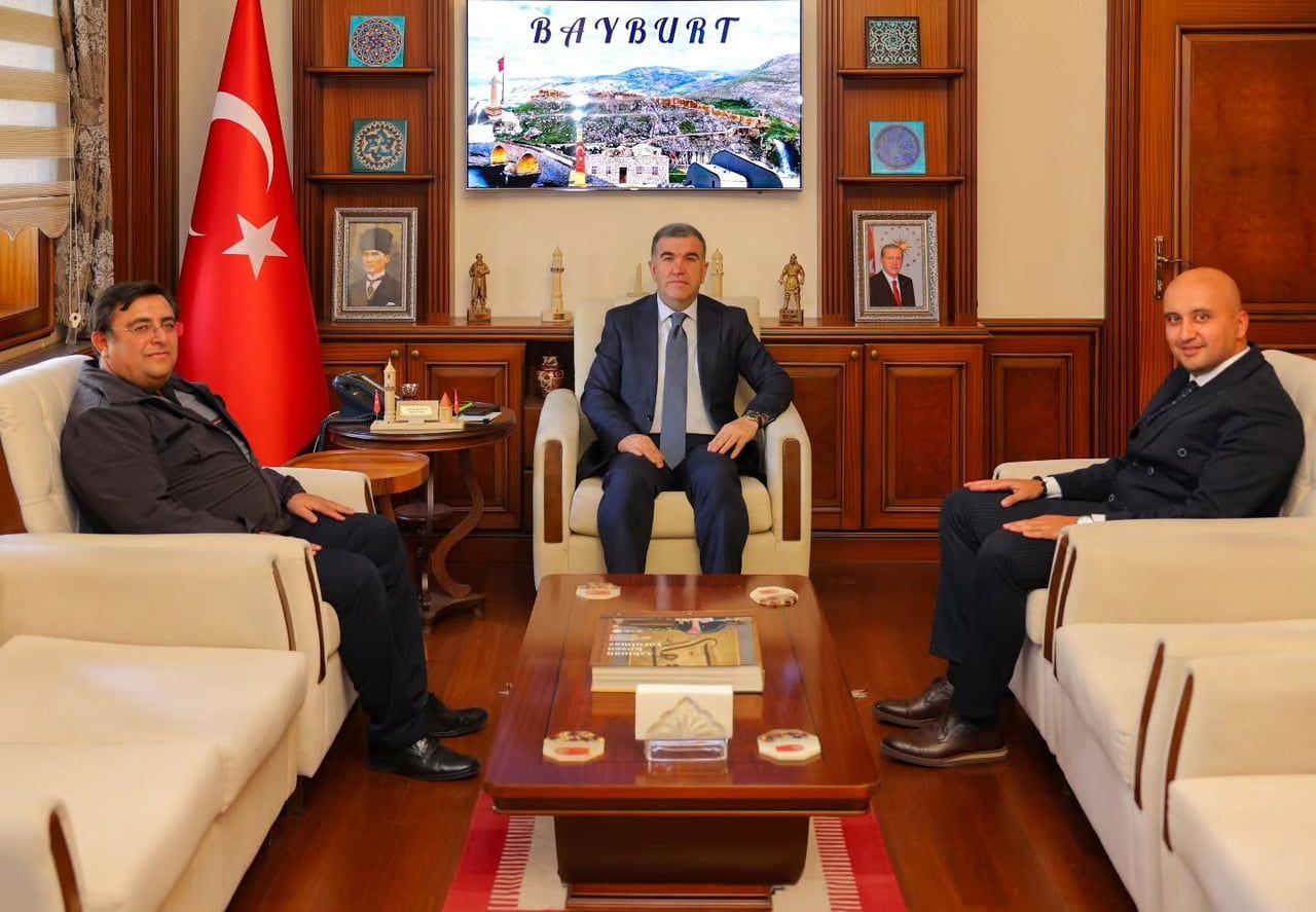 SAĞDAKİ YENİ MÜDÜR HALİL KARACA, SOLDAKİ ESKİ MÜDÜRLERDEN ALPASLAN KATIRCI, ORTADAKİ VALİ MUSTAFA...