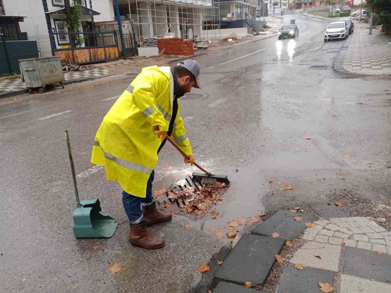 DARICA BELEDİYESİ EKİPLERİ, İLÇEDE ETKİLİ OLAN SAĞANAK NEDENİYLE OLASI SEL VE SU BASKINLARINA...