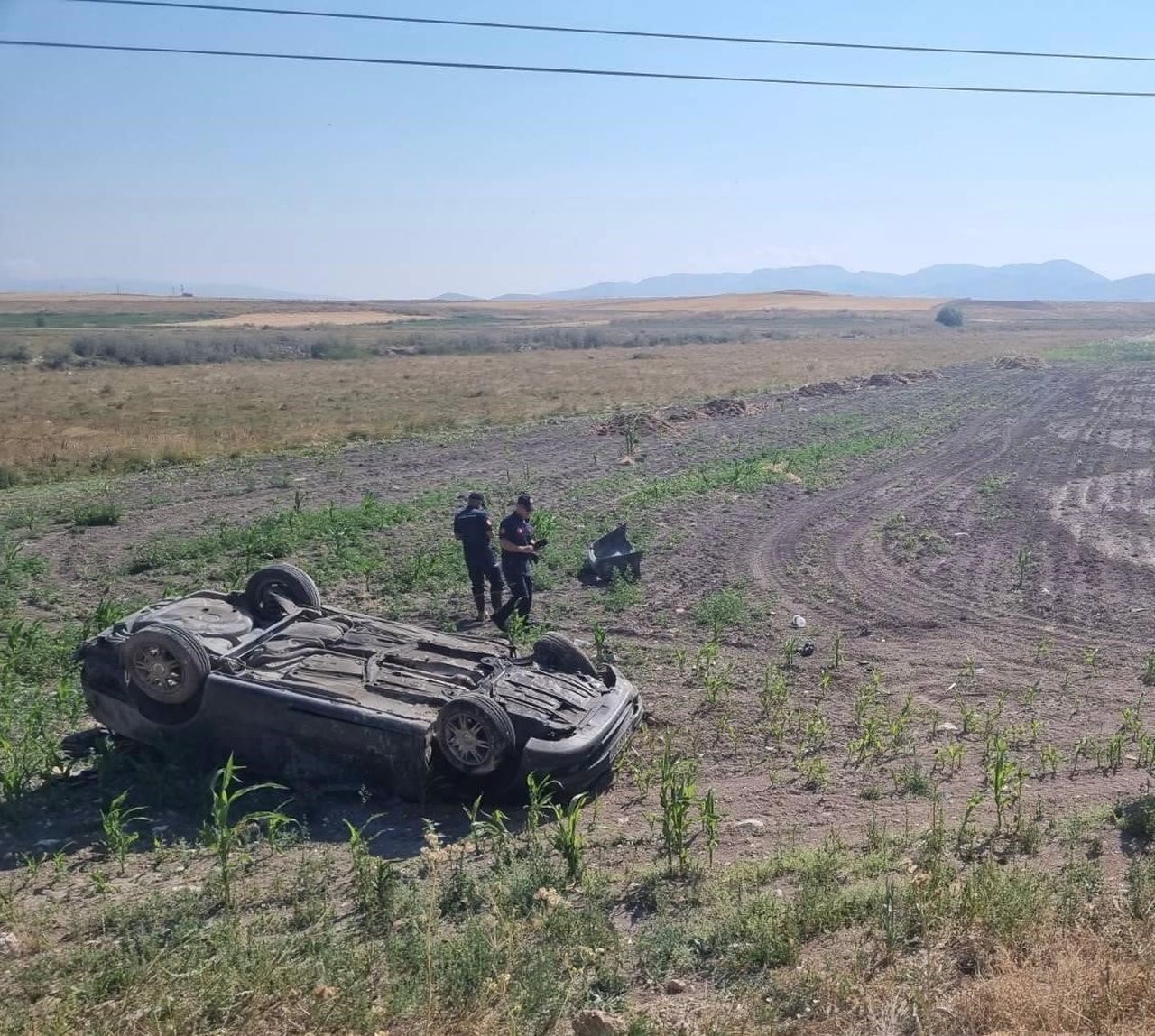 KAYSERİ'NİN BÜNYAN İLÇESİNDE TAKLA ATARAK ŞARAMPOLE DEVRİLEN OTOMOBİLDE BULUNAN 2 KİŞİ HAYATINI...