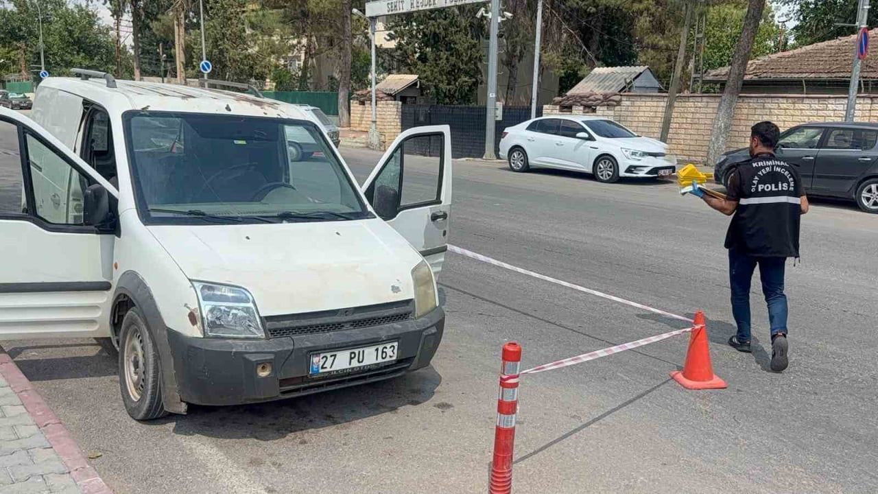 GAZİANTEP’TE JANDARMA KARAKOLUNUN ÖNÜNDE PARK HALİNDEKİ ARACININ İÇERİSİNDE BULUNAN ŞAHIS...