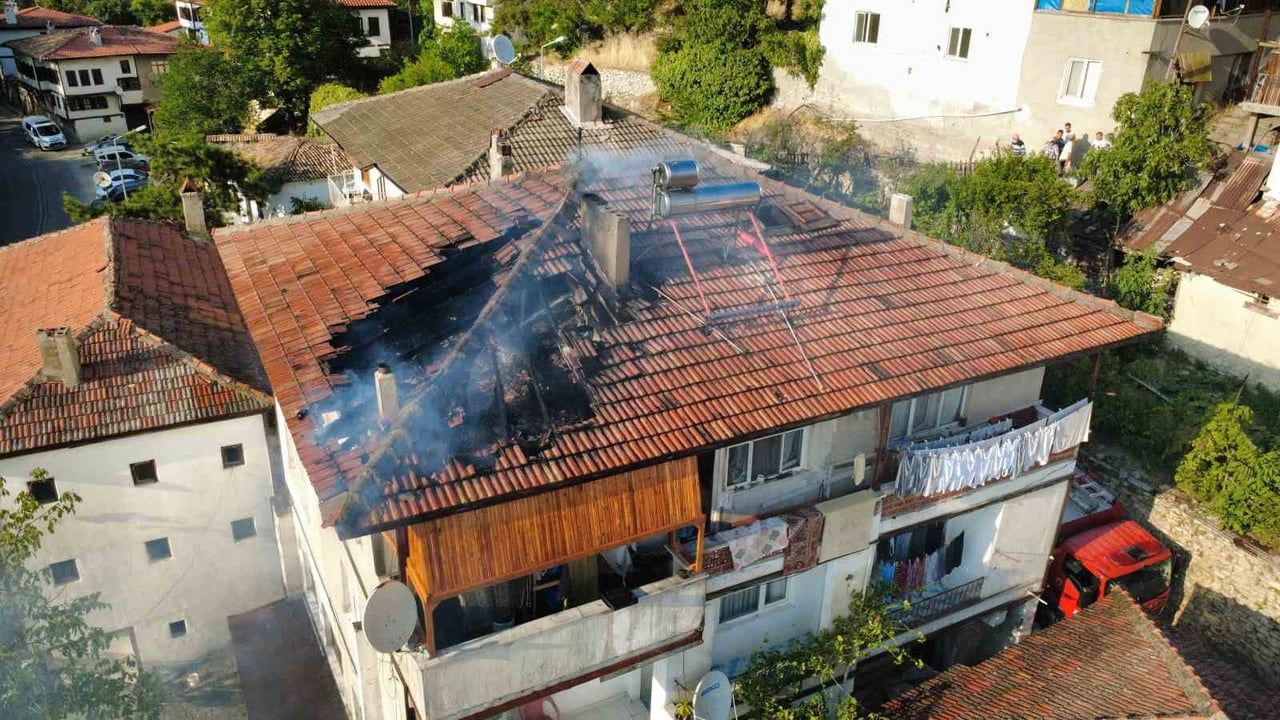 KARABÜK’ÜN SAFRANBOLU İLÇESİNDE 3 KATLI EVİN ÇATISINDA ÇIKAN YANGIN, BÜYÜMEDEN KONTROL ALTINA...
