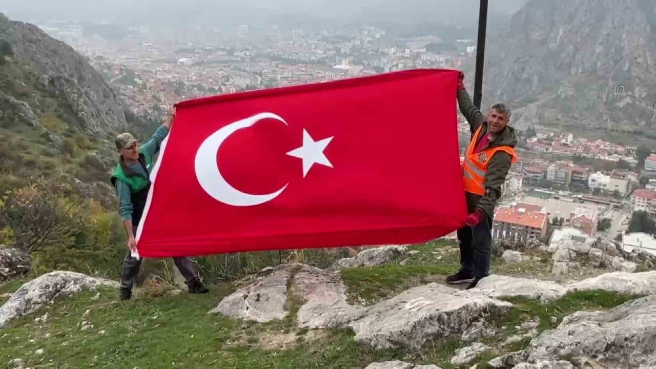 AMASYA’DA ORTA YAŞLARDAKİ İKİ KARDEŞ ŞEHRİN ZİRVESİNDE DOĞAYI KİRLETEN ÇÖP TOPLAYIP 29 EKİM...