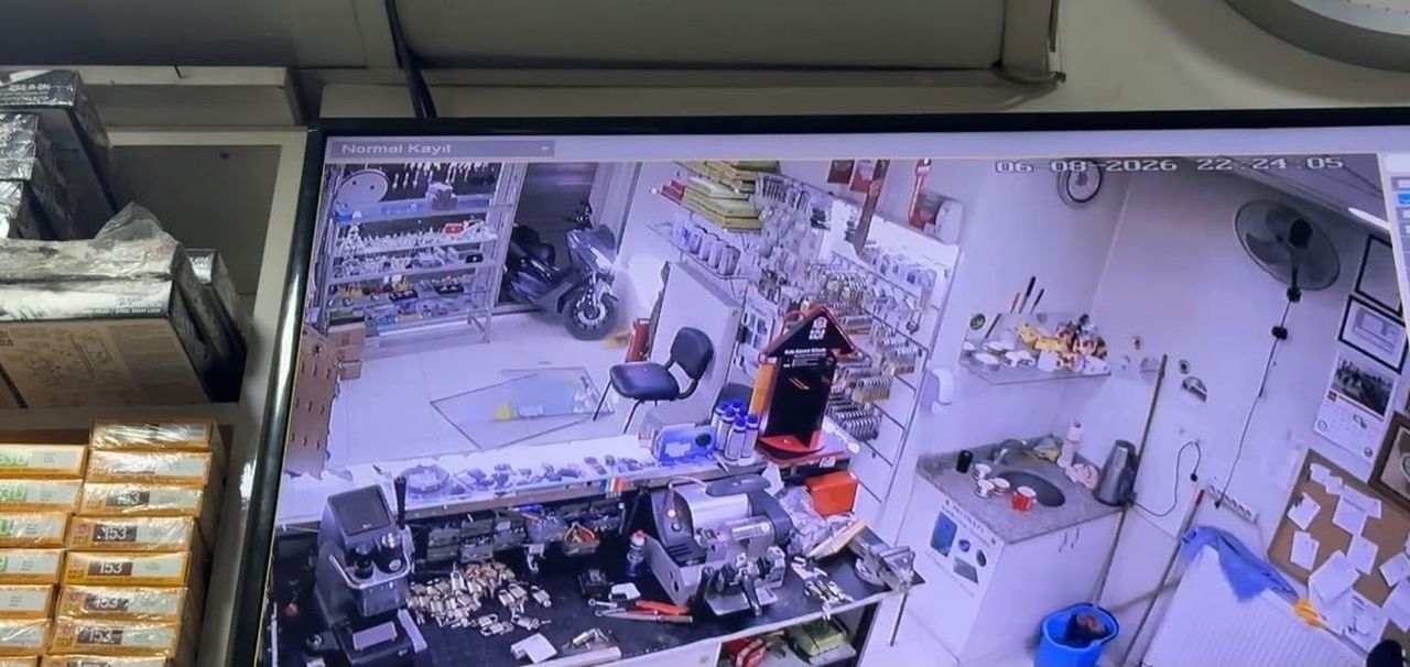 ESKİŞEHİR'DE BİR MOTOSİKLETİN KONTROLDEN ÇIKARAK DÜKKANIN CAM KAPISINI KIRIP İÇERİ GİRDİĞİ ANLARA...