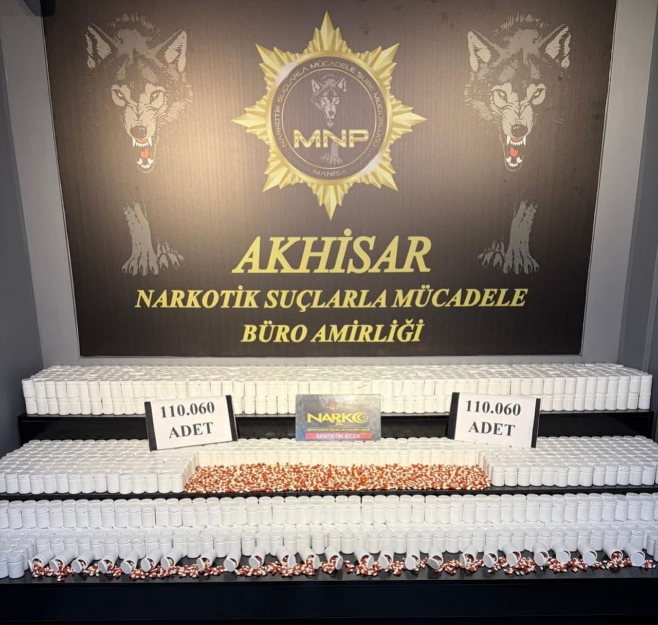 MANİSA'NIN AKHİSAR İLÇESİNDE POLİSİN İKİ AYRI İKAMETE DÜZENLEDİĞİ OPERASYONDA 110 BİN 60 ADET...