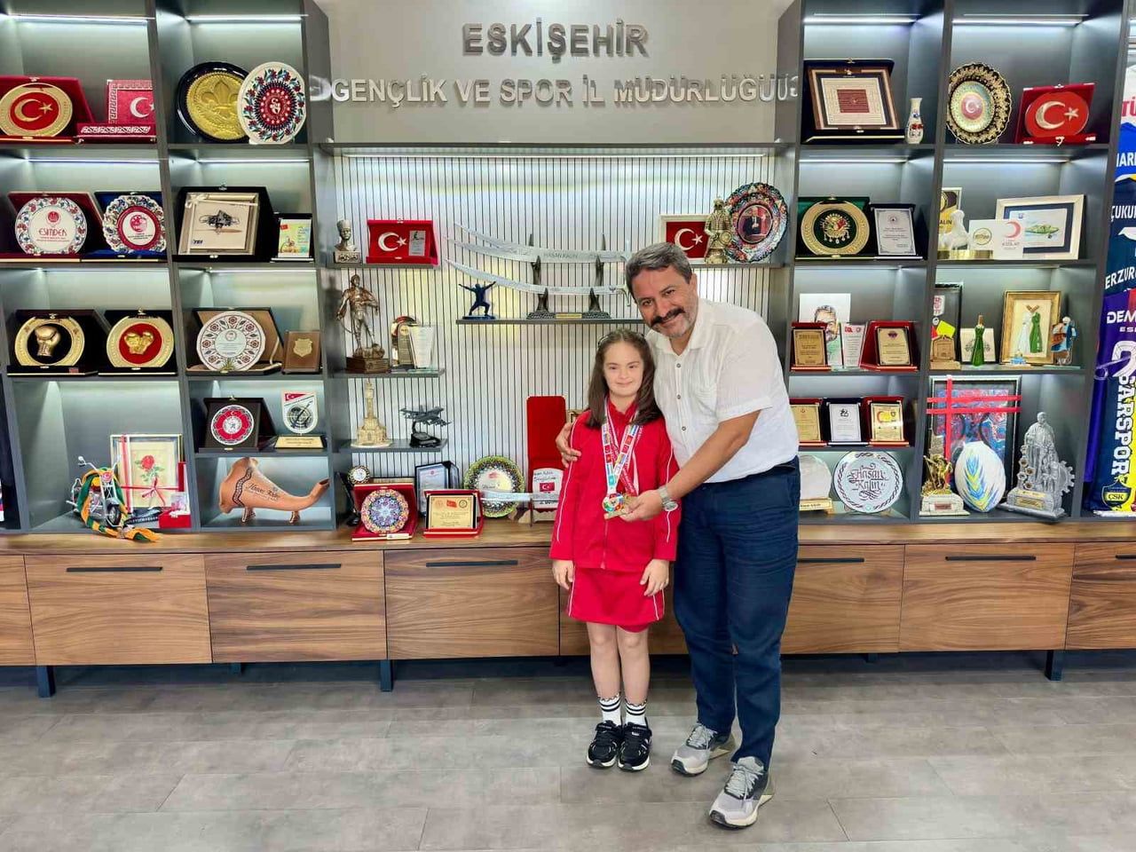 GENÇLİK VE SPOR İL MÜDÜRÜ HASAN KALIN, ÇİFTE BAŞARISIYLA ESKİŞEHİR'İ GURURLANDIRAN ÖZEL SPORCU...