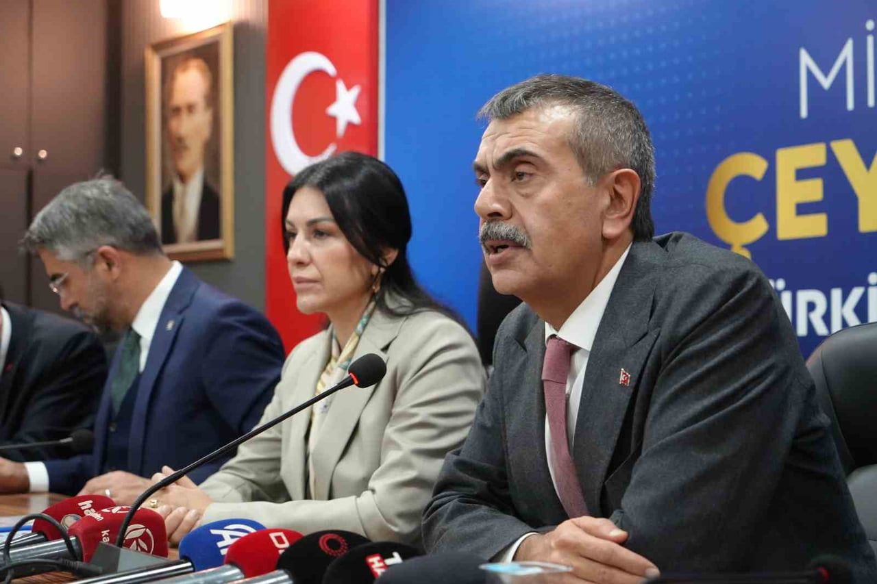 MİLLİ EĞİTİM BAKANI YUSUF TEKİN, AK PARTİ ERZURUM İL BAŞKANLIĞI’NDA BASIN MENSUPLARINA...