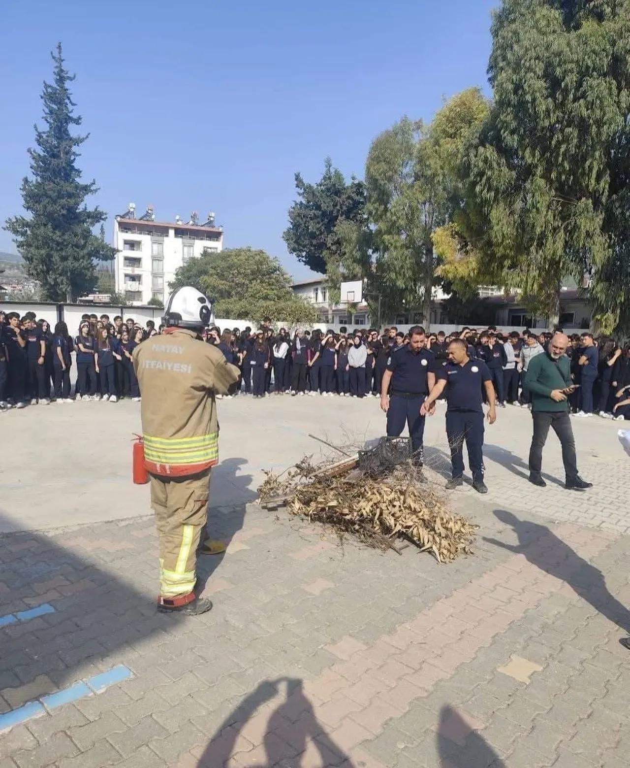 HBB İTFAİYE EKİPLERİ, ANTAKYA’DA ÖĞRENCİ VE ÖĞRETMENLERE YANGIN EĞİTİMİ VEREREK TATBİKAT...