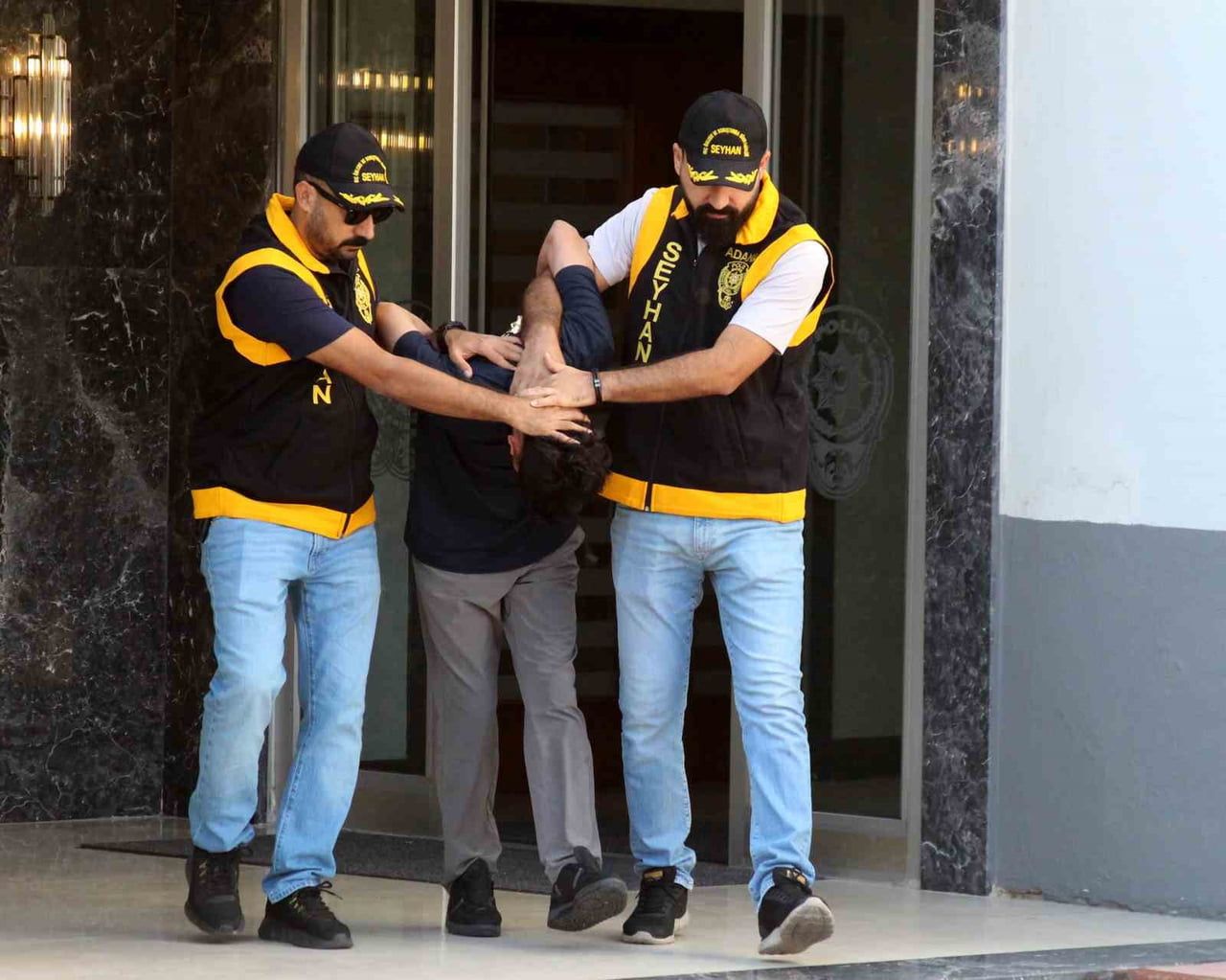 ADANA’DA POLİS EKİPLERİ, HAKKINDA 317 AYRI SUÇTAN ARAMA KAYDI BULUNAN VE 10 YIL 7 AY KESİNLEŞMİŞ...