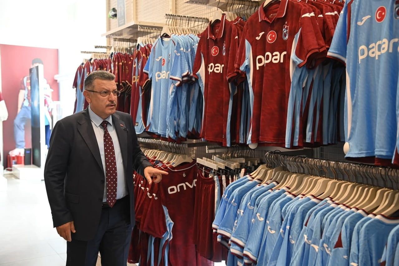 TRABZON BÜYÜKŞEHİR BELEDİYE BAŞKANI AHMET METİN GENÇ, TRABZONSPOR'A DESTEK AMACIYLA 6 BİN 661...