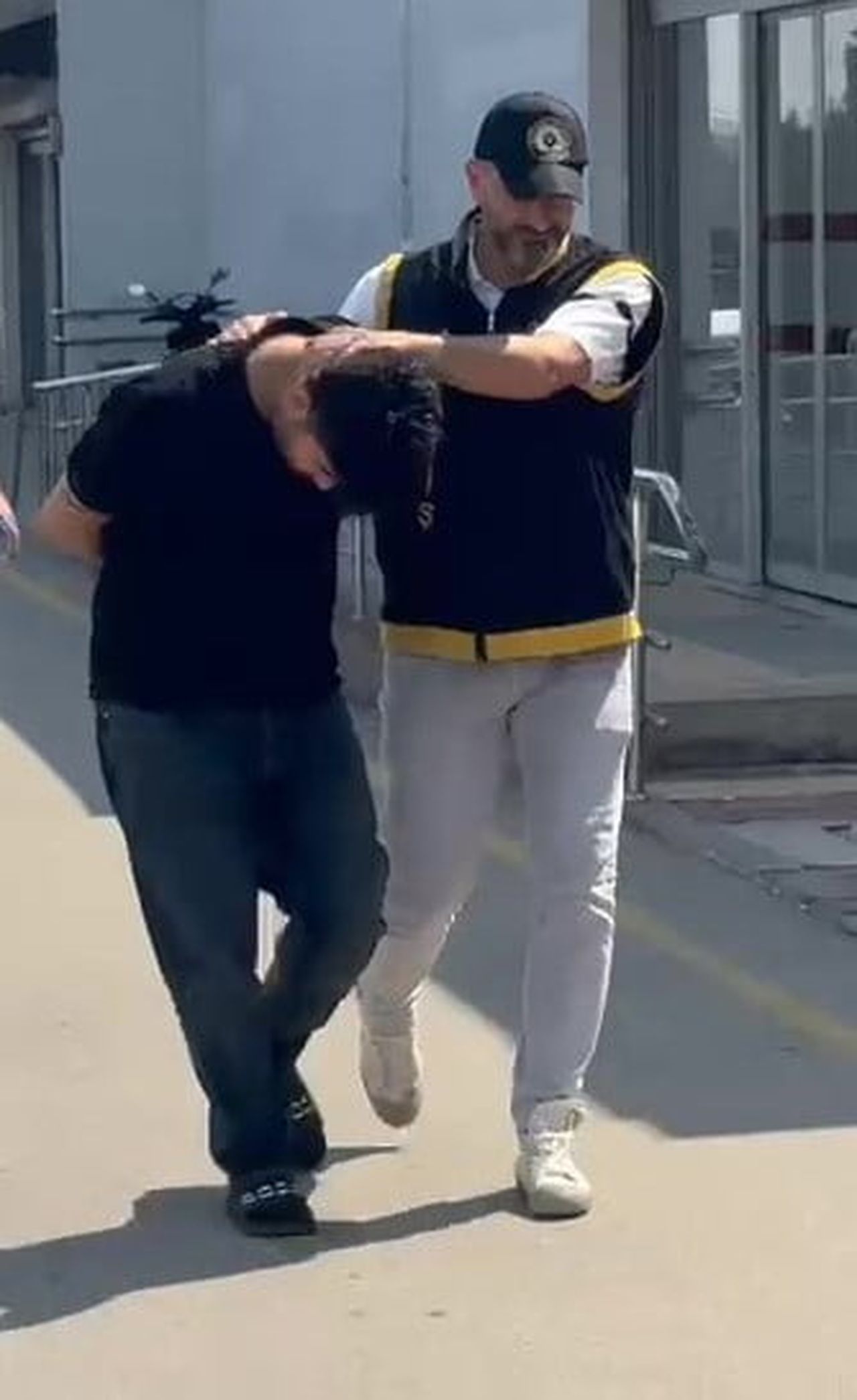 EMNİYETTEKİ İŞLEMLERİNİN ARDINDAN ADLİYEYE SEVK EDİLEN CİHAN O., ÇIKARILDIĞI MAHKEMECE...