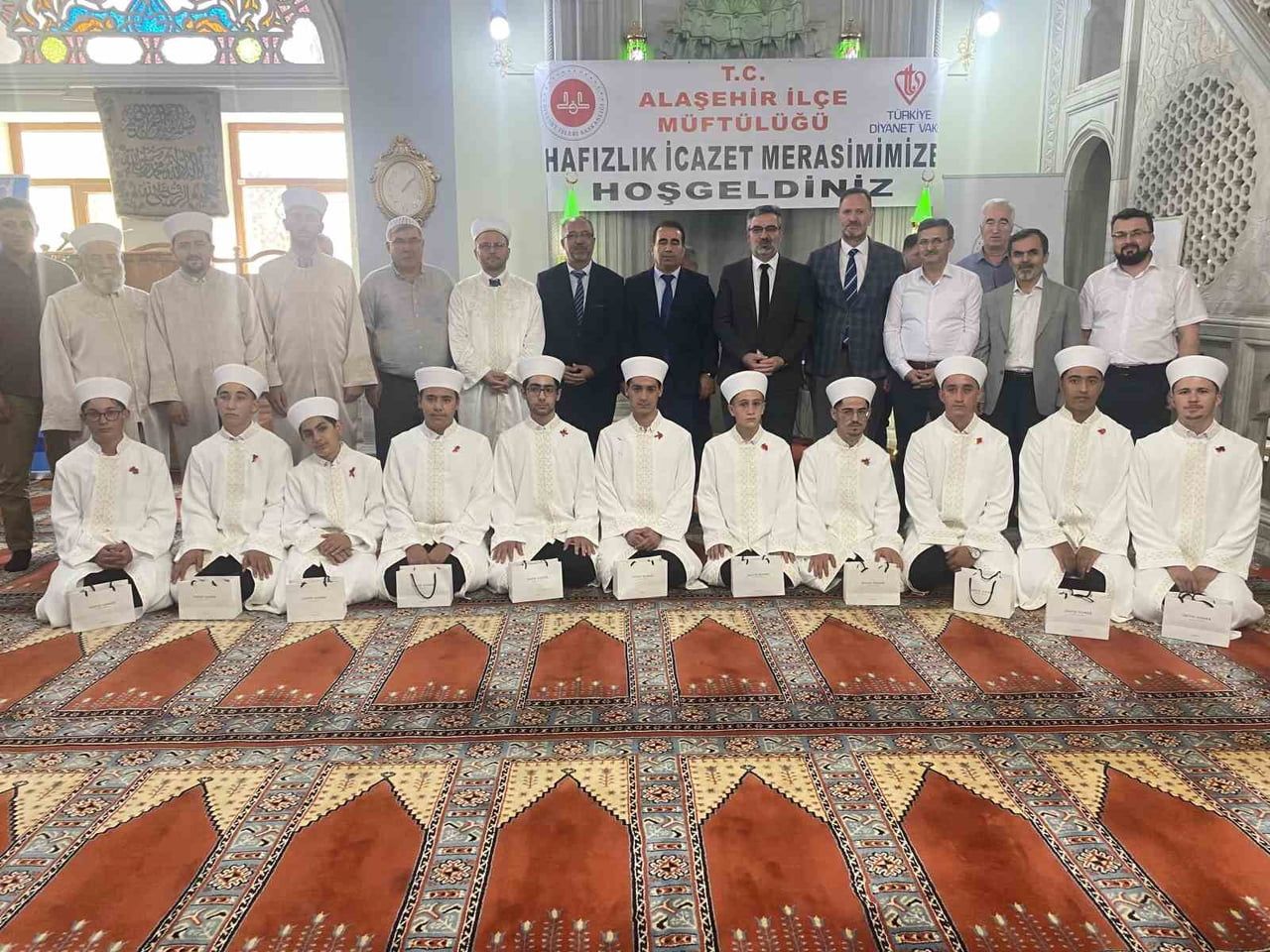 MANİSA’NIN ALAŞEHİR İLÇESİNDE HAFIZLIK EĞİTİMLERİNİ TAMAMLAYAN 11 ÖĞRENCİ İÇİN İCAZET PROGRAMI...