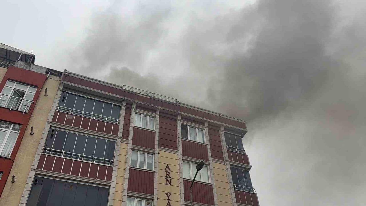 ARNAVUTKÖY’DE 5 KATLI BİR BİNANIN ÇATI KATINDA ÇIKAN YANGIN, RÜZGARIN ETKİSİYLE BÜYÜYEREK...